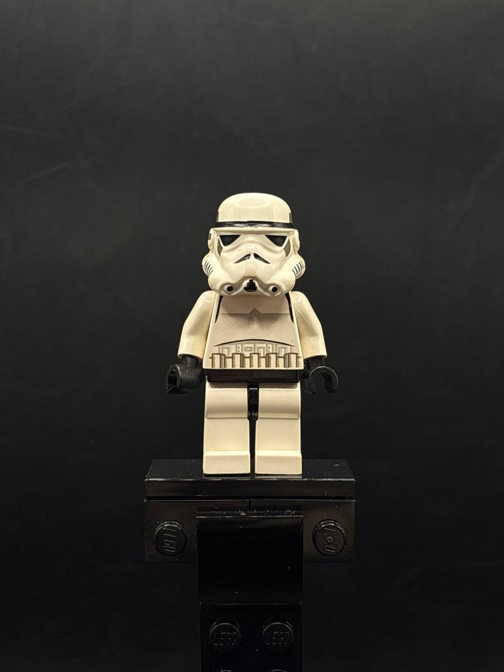Imperial Stormtrooper - Black Head, Solid Mouth Helmet — frente