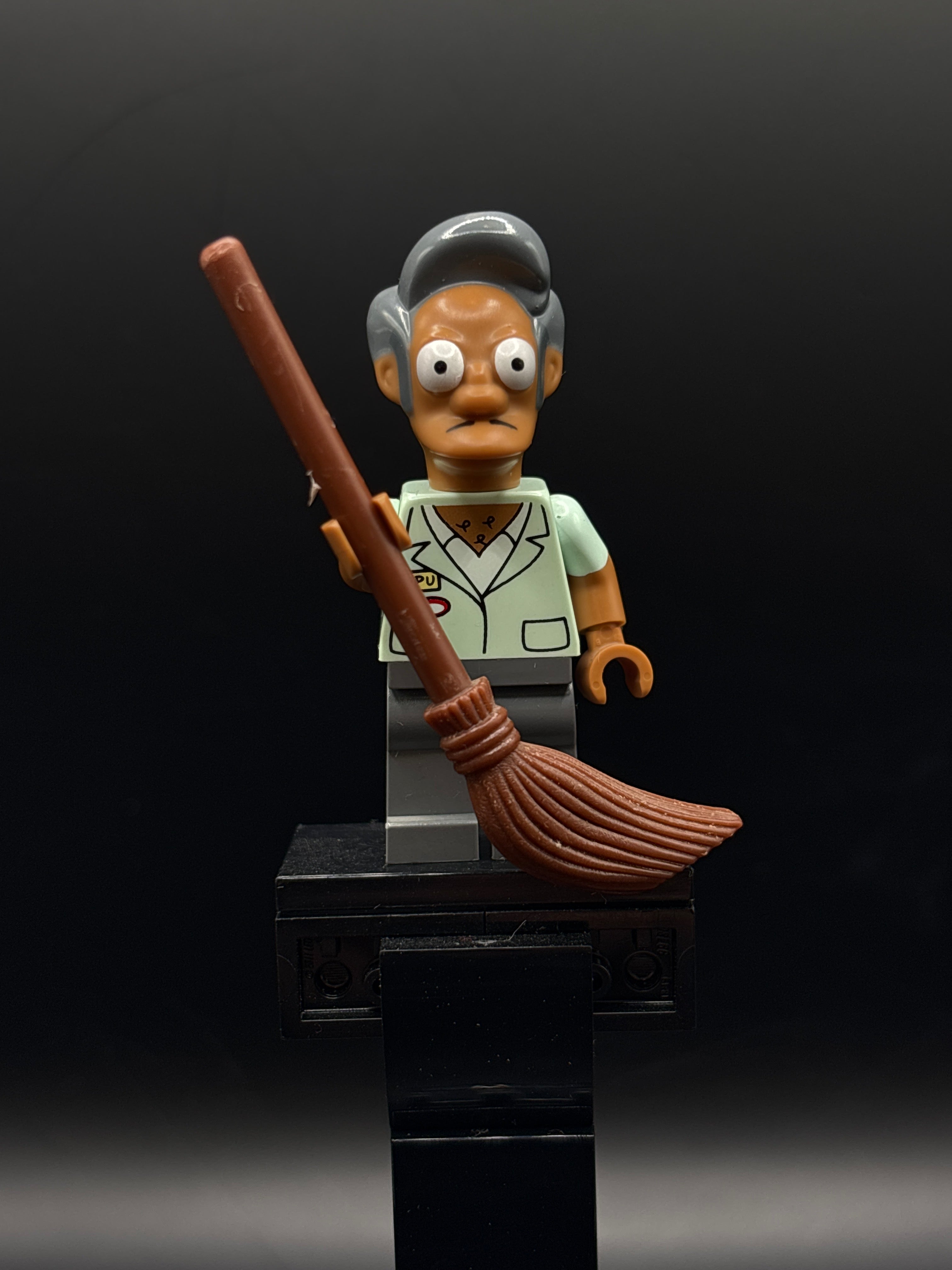 Apu Nahasapeemapetilon with Name Tag — frente