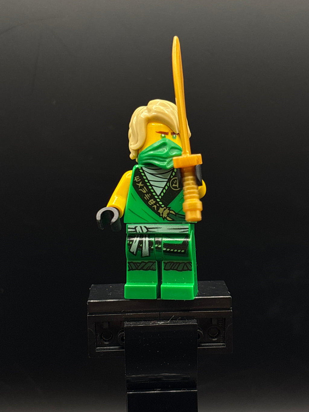 Lloyd - Legacy, Rebooted, Ninjago Logogram 'MASTER' on Torso — frente