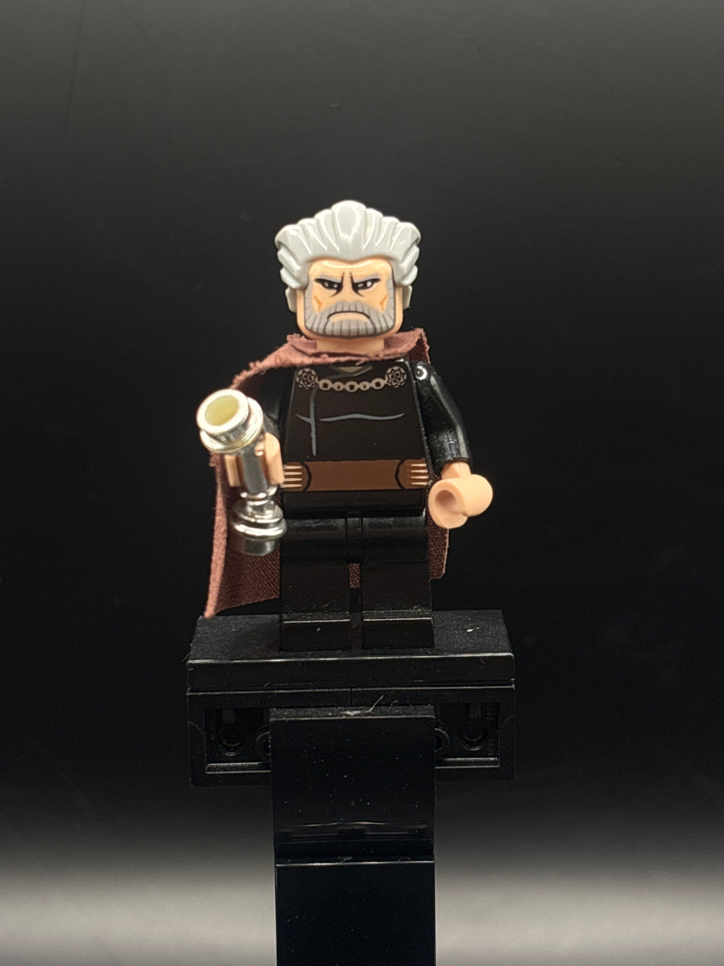 Count Dooku - Light Bluish Gray Swept Back Hair, Reddish Brown Cape, Large Eyes — frente