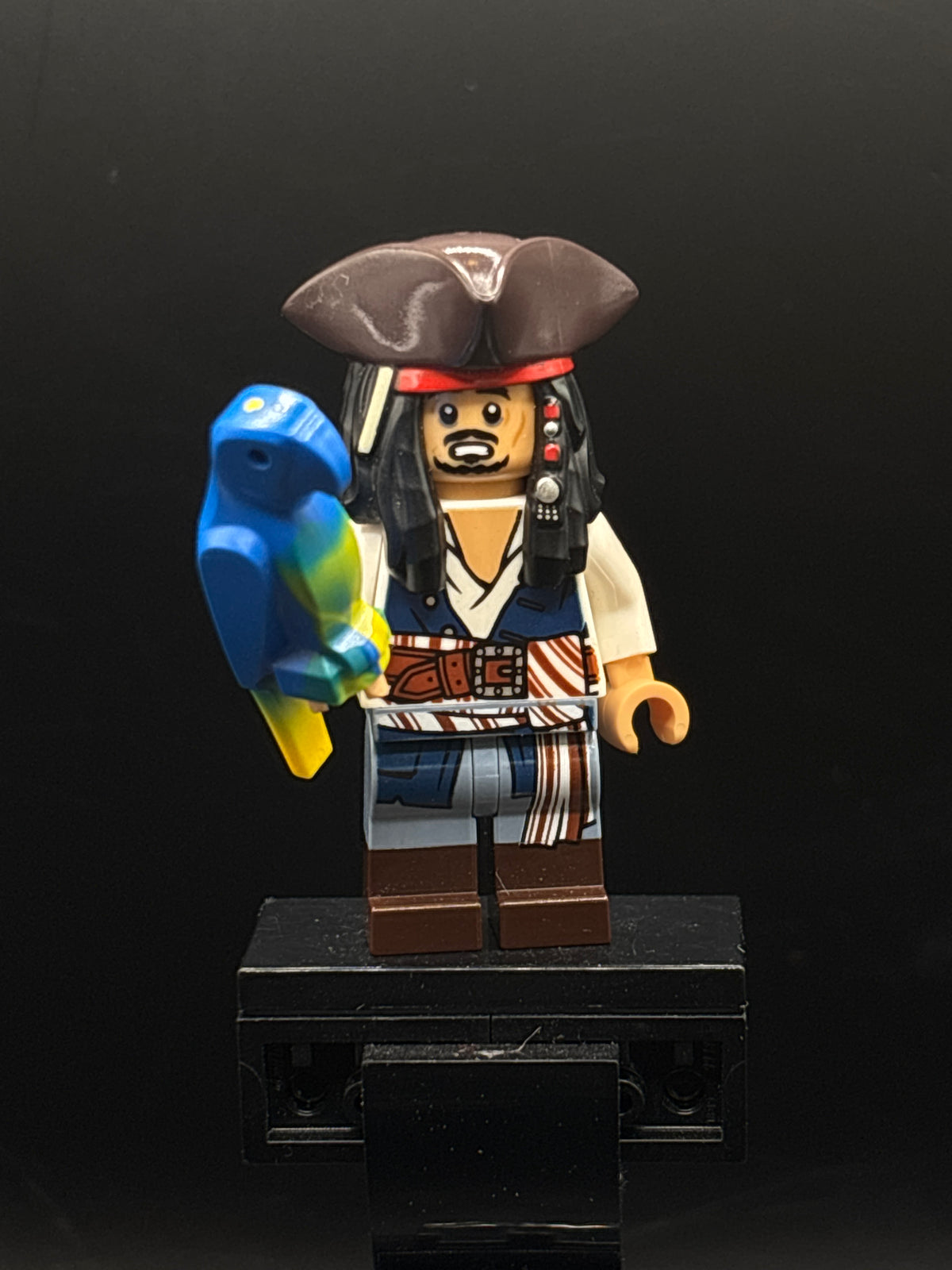 Captain Jack Sparrow - White Shirt, Dark Blue Plain Vest, Dark Brown Boots, Tricorne — frente