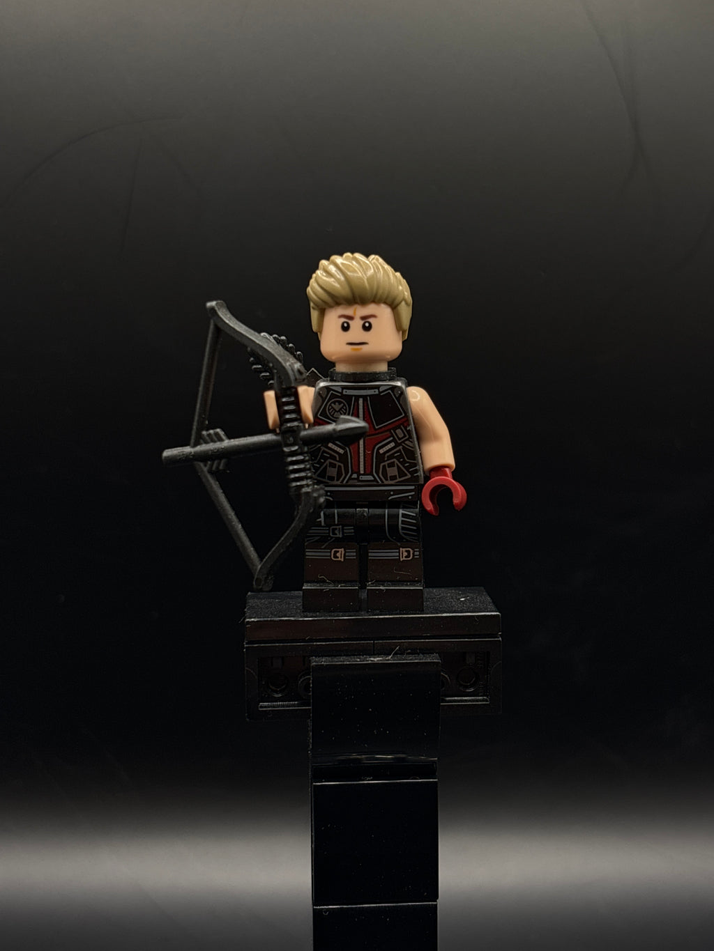 Hawkeye - Black and Dark Red Suit, Dark Tan Hair, Quiver, Silver Zipper — frente