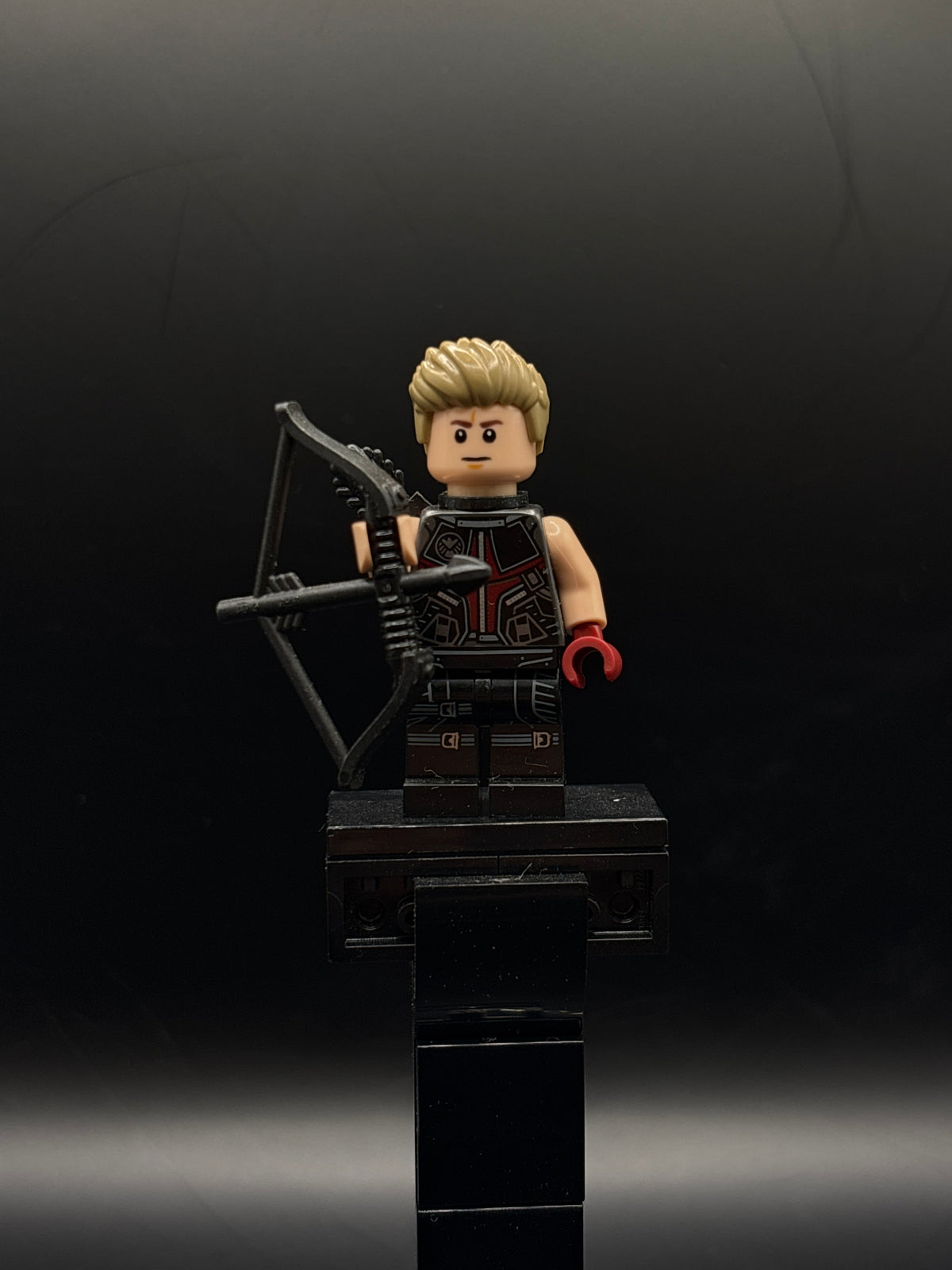 Hawkeye - Black and Dark Red Suit, Dark Tan Hair, Quiver, Silver Zipper — frente