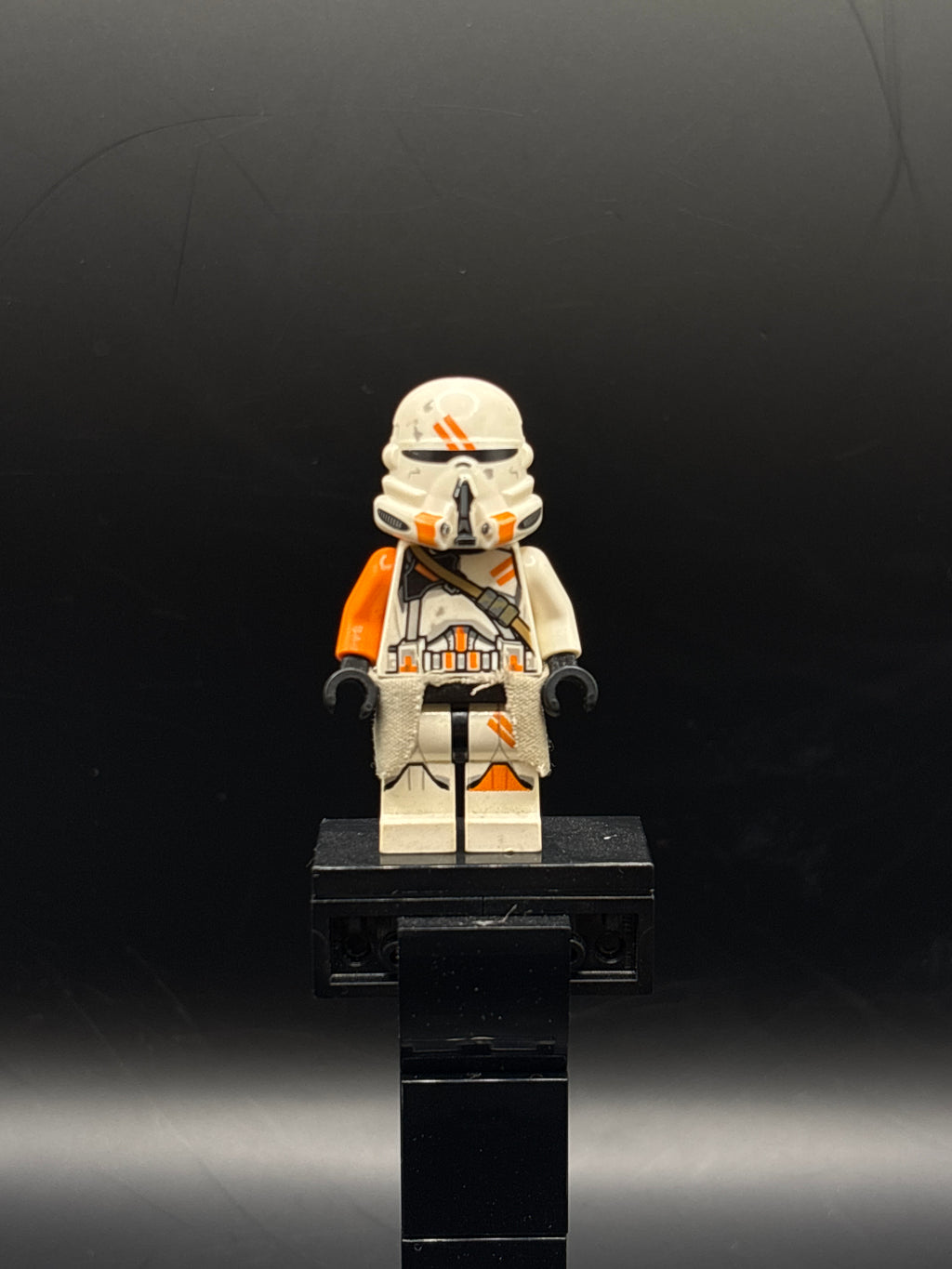 Clone Airborne Trooper, 212th Attack Battalion (Phase 2) - Orange Arm, Dirt Stains, Light Bluish Gray Cloth Kama, Scowl — frente