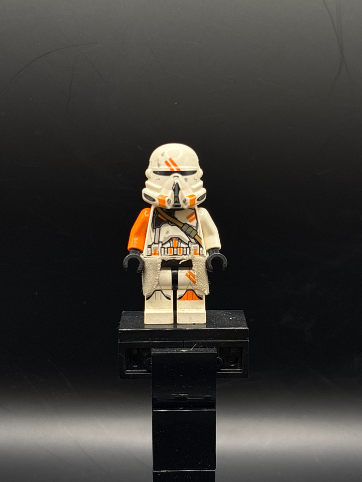 Clone Airborne Trooper, 212th Attack Battalion (Phase 2) - Orange Arm, Dirt Stains, Light Bluish Gray Cloth Kama, Scowl — frente
