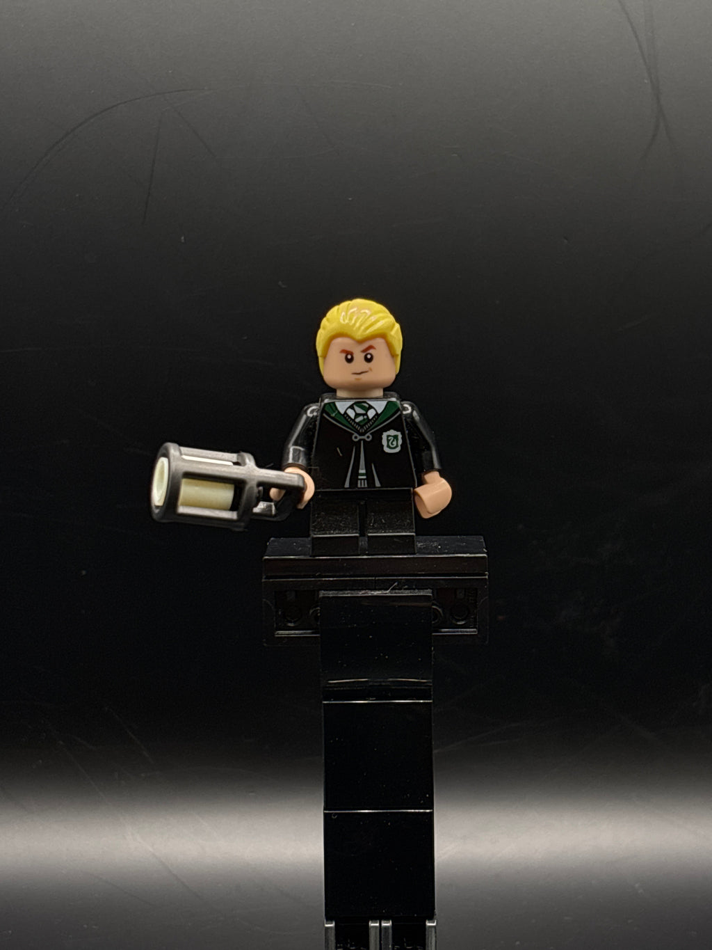 Draco Malfoy - Black Slytherin Robe and Legs, Neutral / Angry — frente