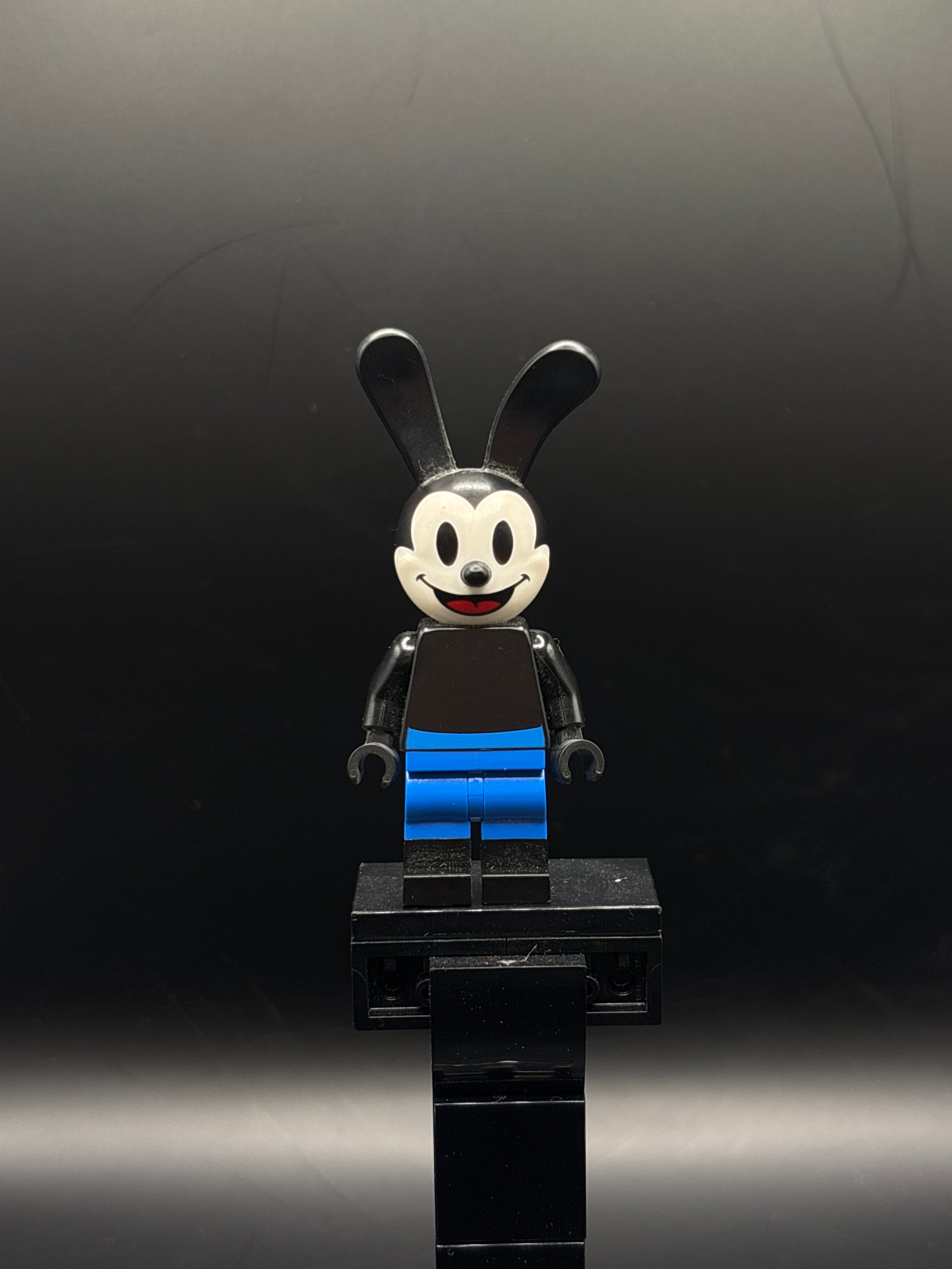 Oswald the Lucky Rabbit, Disney 100 (Minifigure Only without Stand and Accessories) — frente