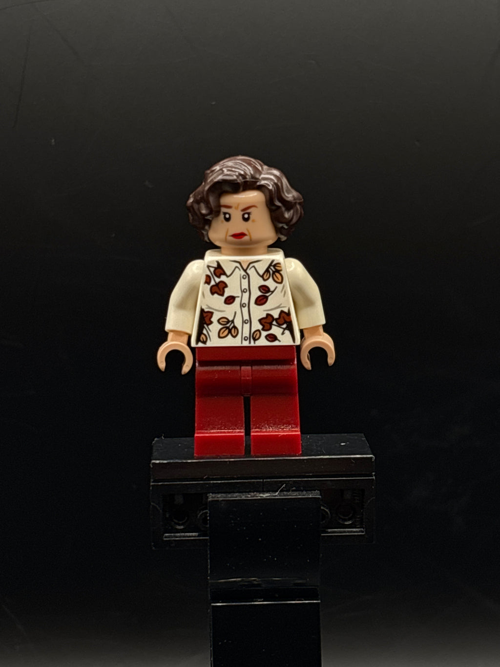 Petunia Dursley - White Blouse with Necklace — frente