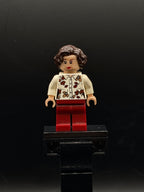 Petunia Dursley - White Blouse with Necklace — frente