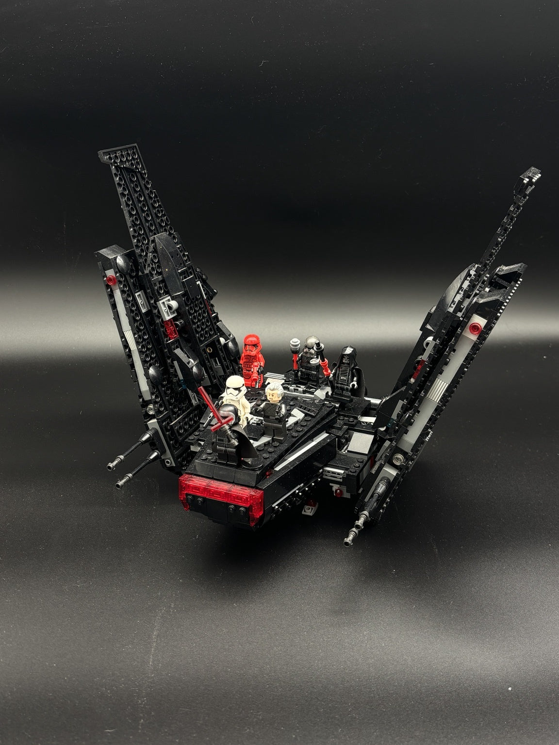 Kylo Ren's Shuttle — frente
