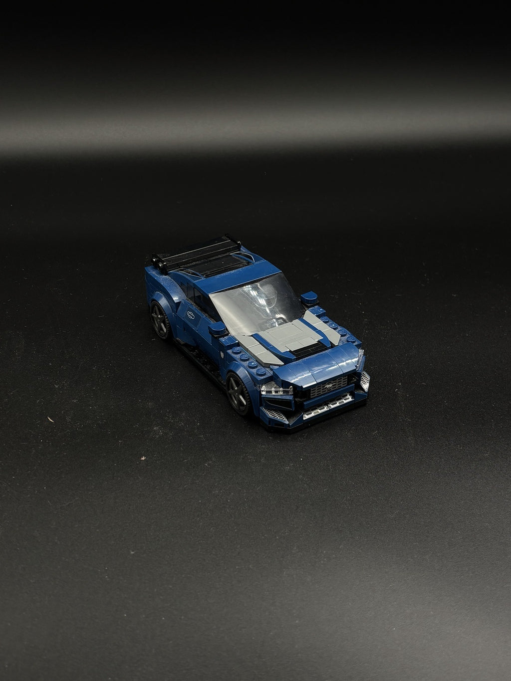 Ford Mustang Dark Horse — frente