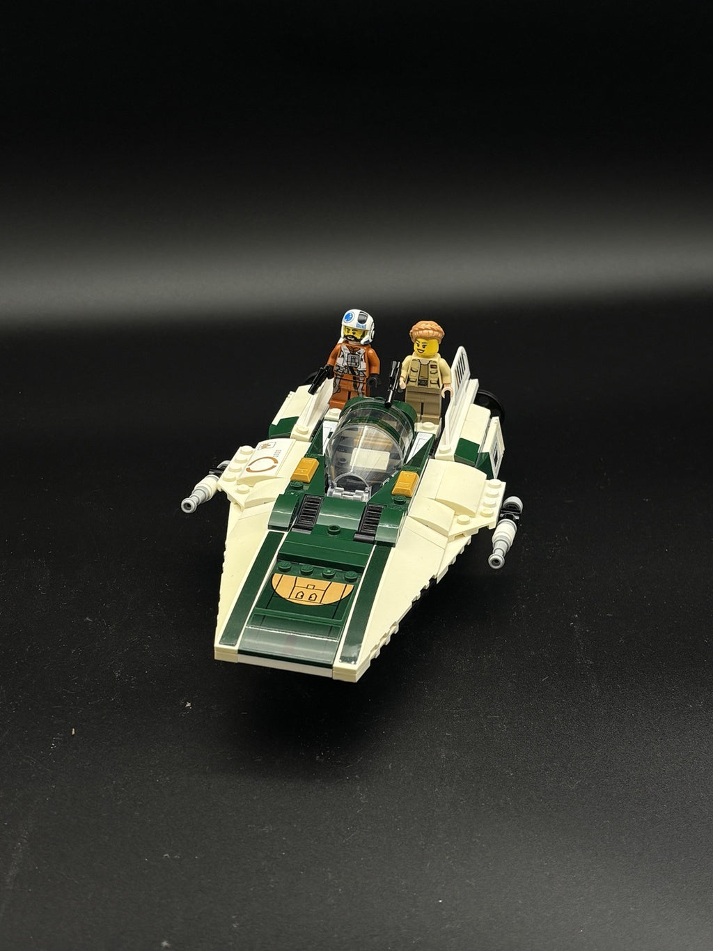Resistance A-Wing Starfighter — frente