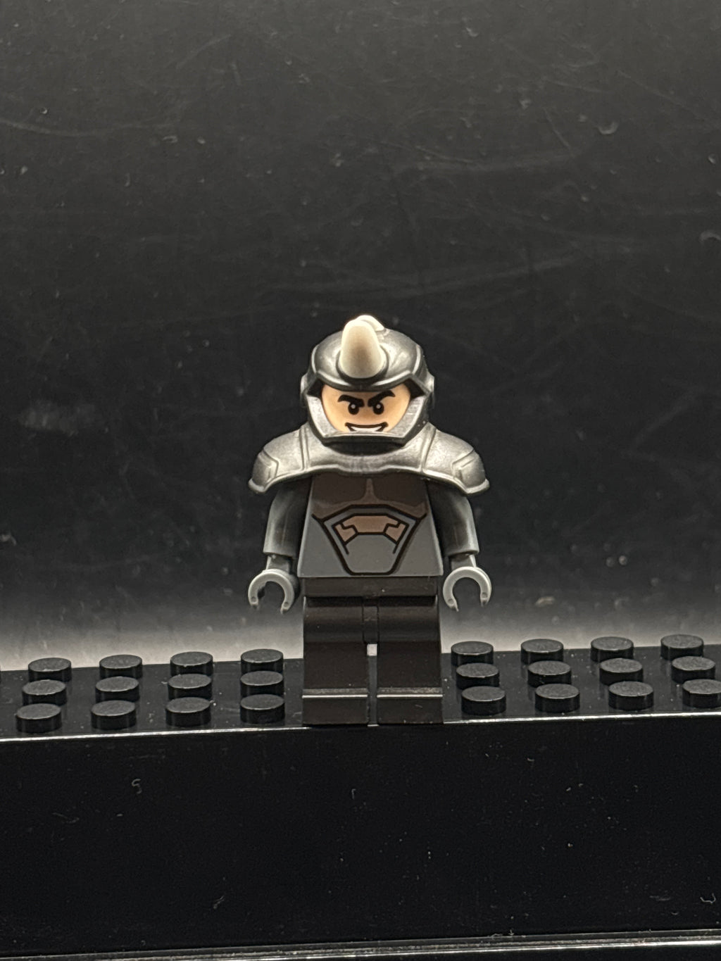 Rhino - Shoulder Armor with White Horn — frente