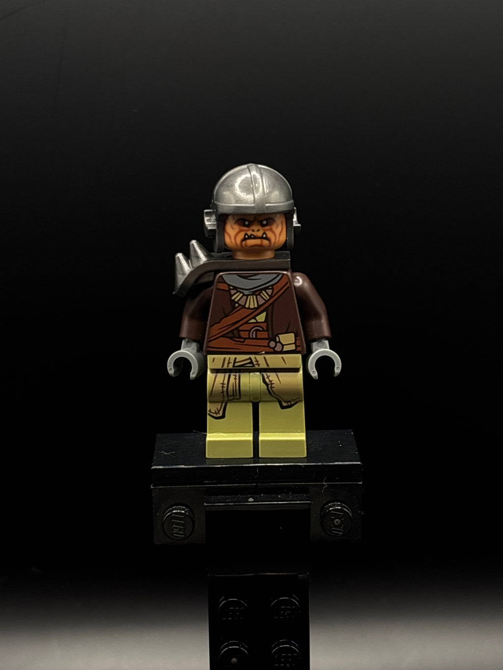 Klatooinian Raider - Aviator Helmet, Shoulder Pad with Spikes — frente