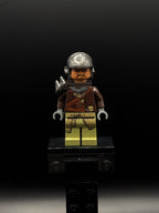 Klatooinian Raider - Aviator Helmet, Shoulder Pad with Spikes — frente