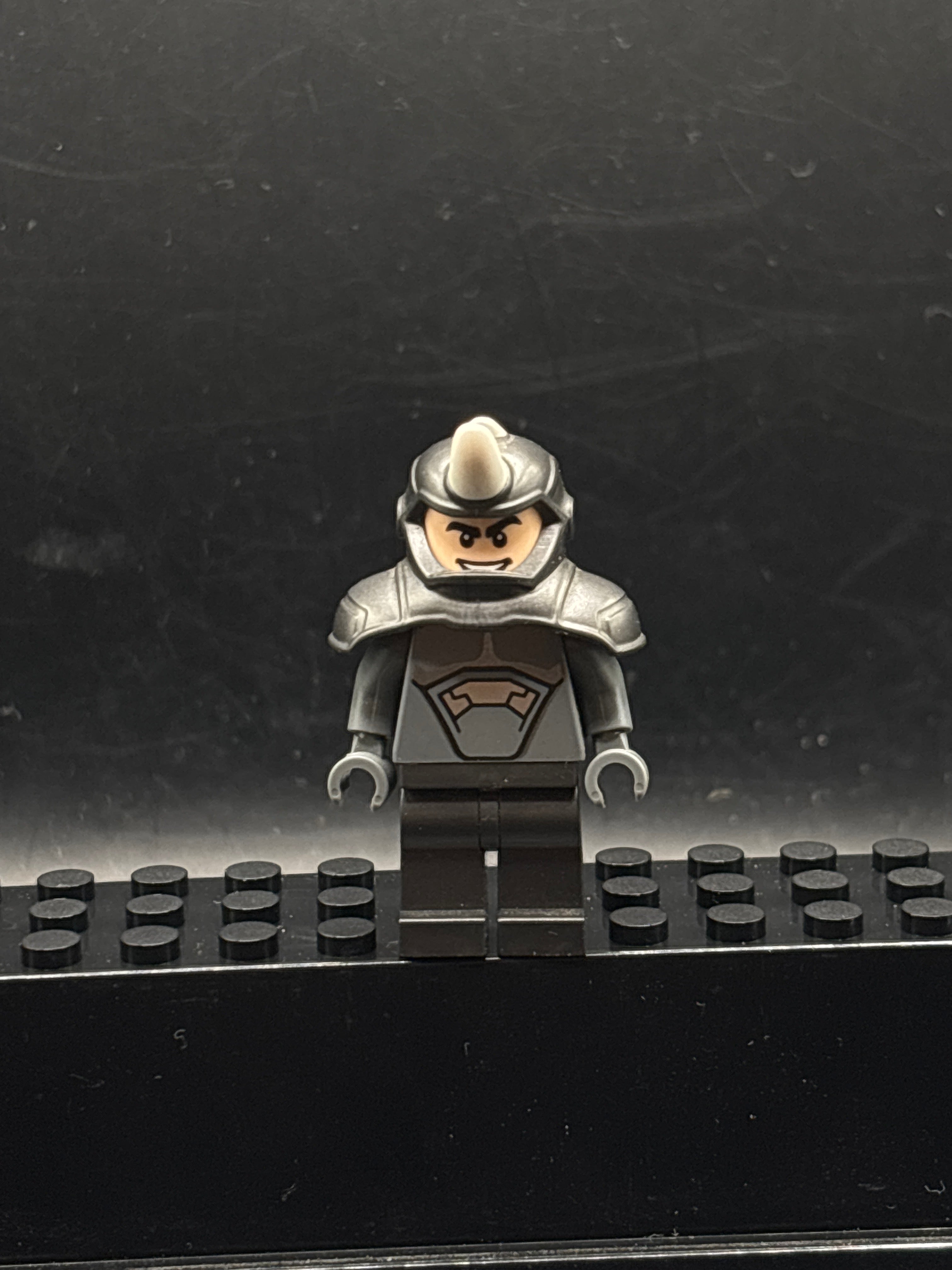 Rhino - Shoulder Armor with White Horn — frente