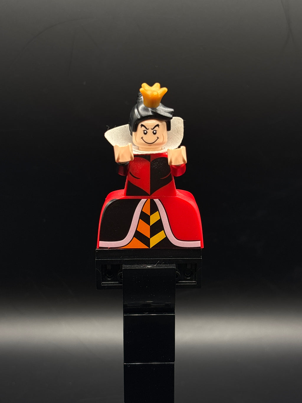 Queen of Hearts, Disney 100 (Minifigure Only without Stand and Accessories) — frente