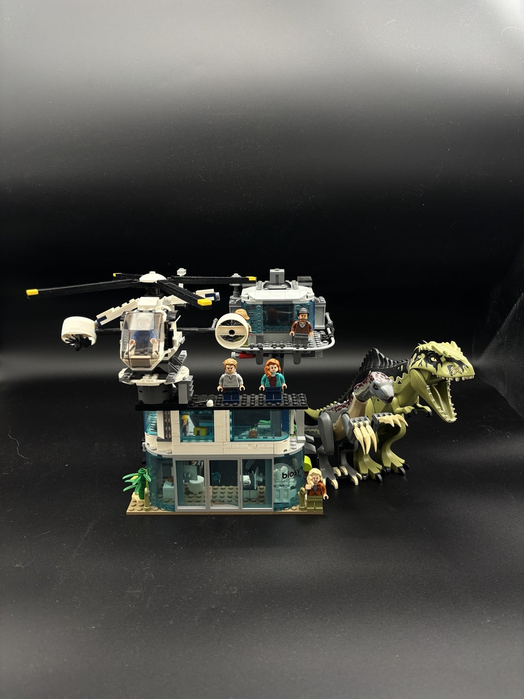 Giganotosaurus & Therizinosaurus Attack — frente