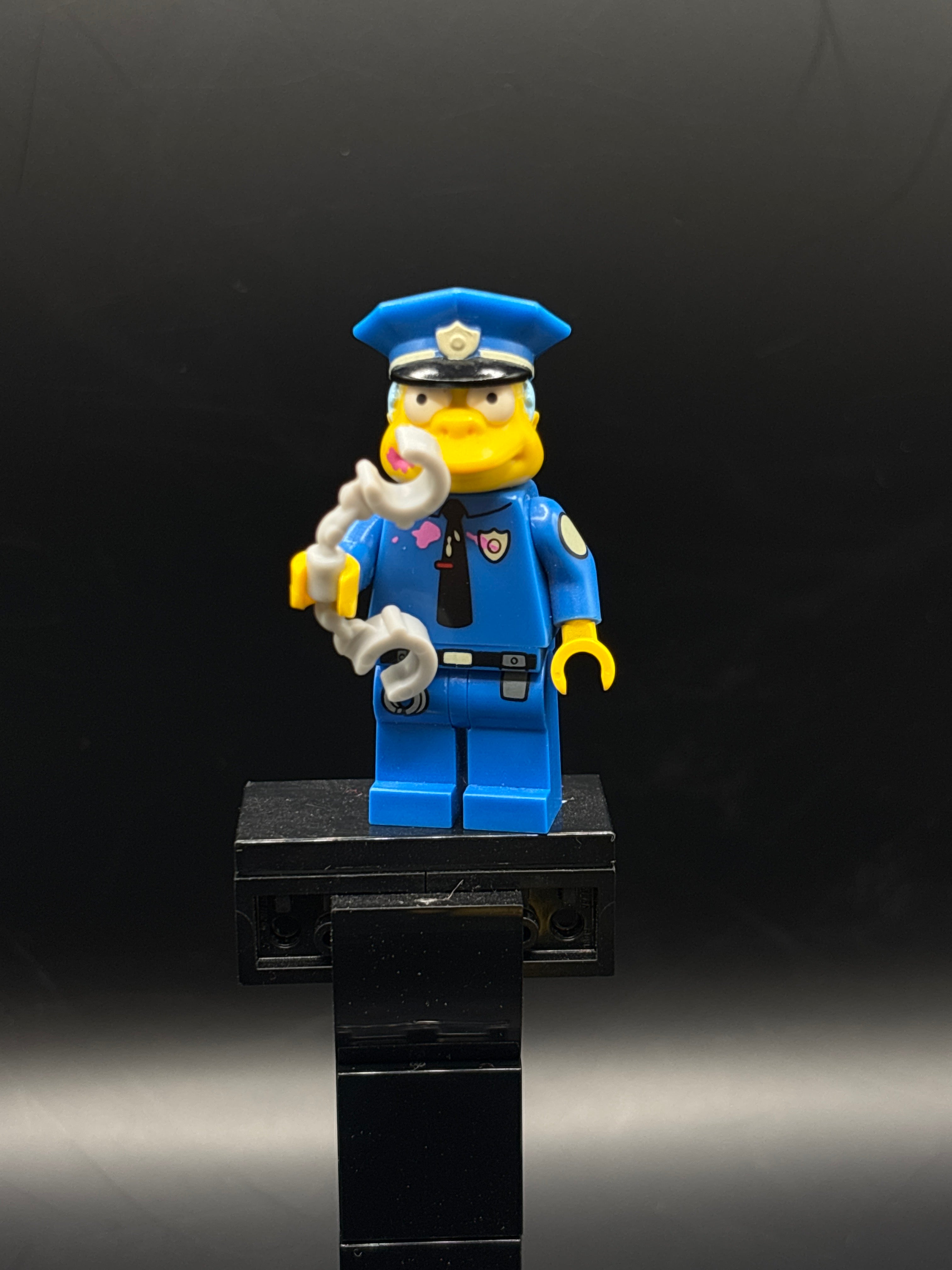 Chief Wiggum with Dark Pink Frosting Splotches on Face and Shirt — frente