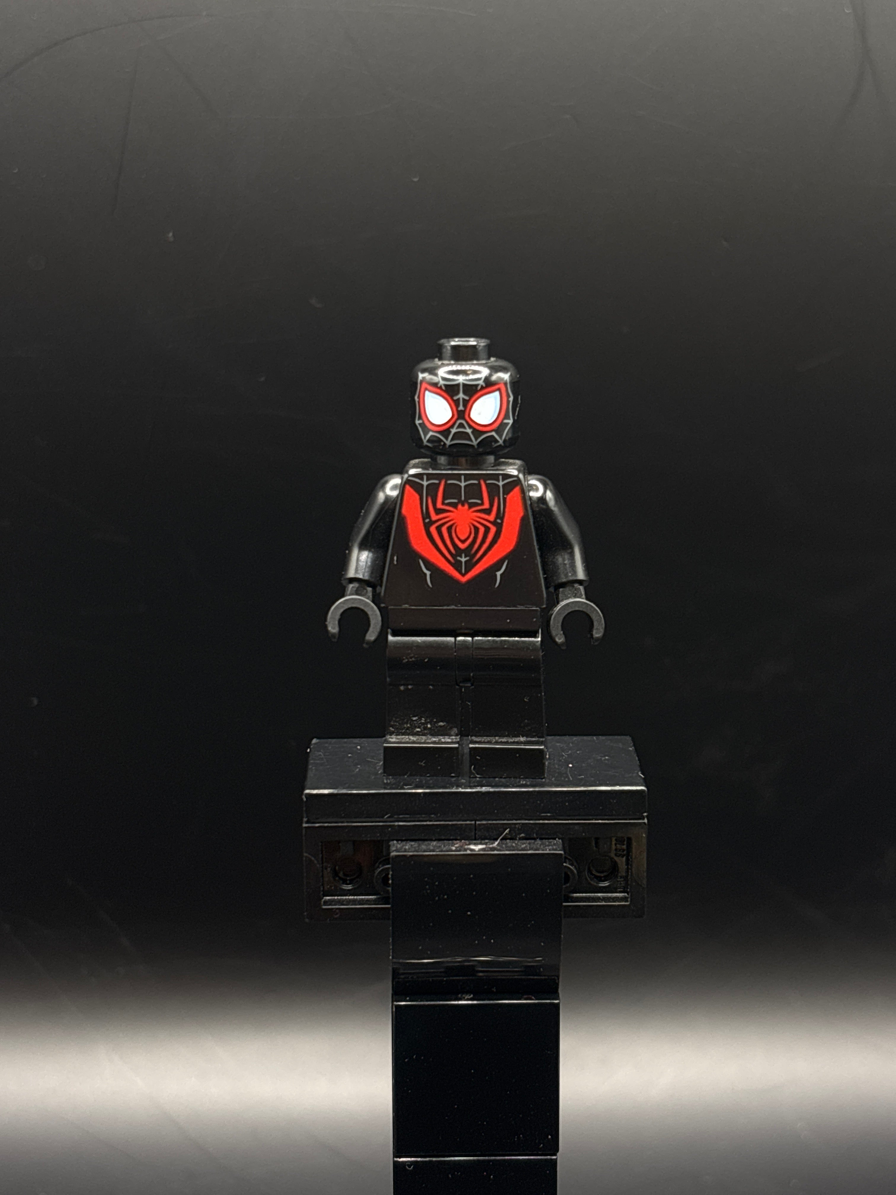 Spider-Man (Miles Morales) - Dark Bluish Gray Webbing on Head, Black Hands — frente