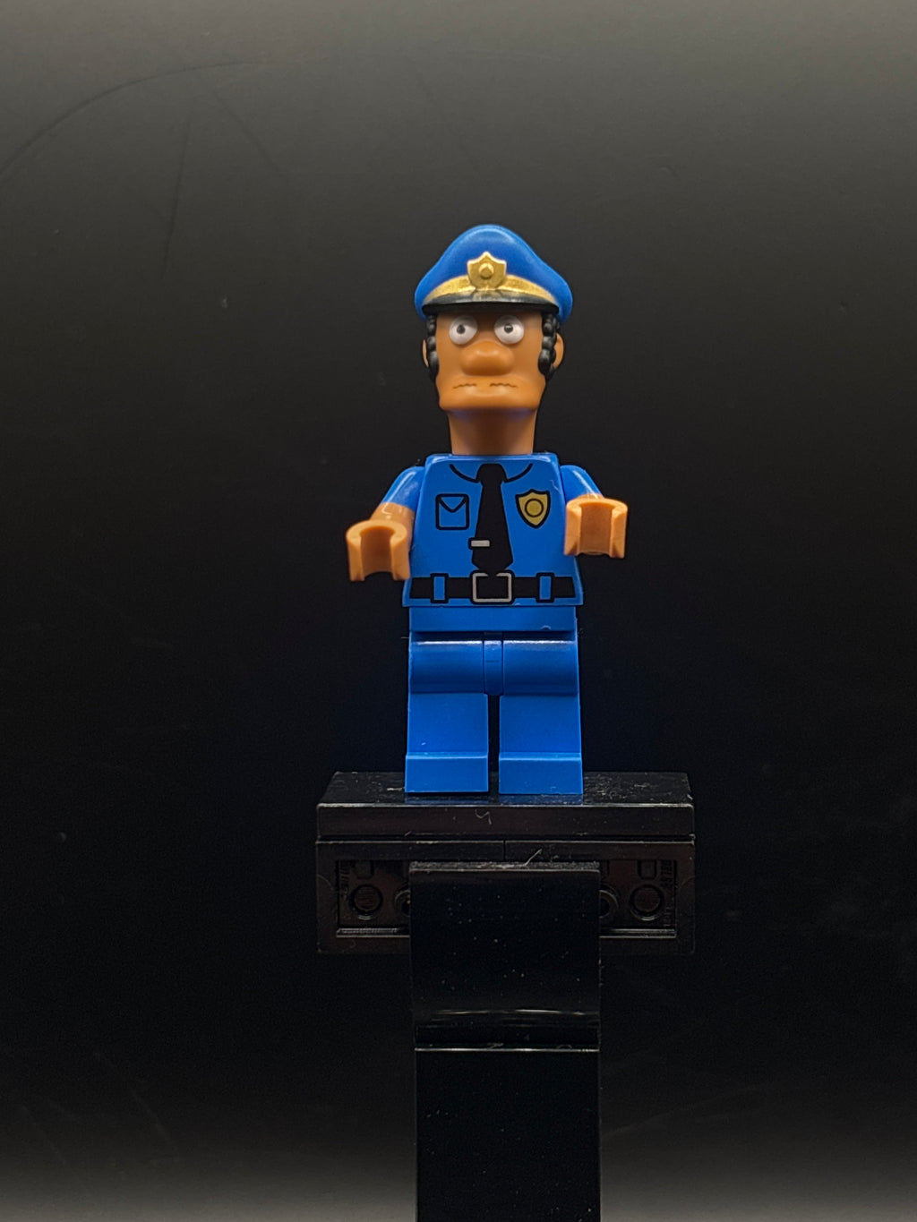 Officer Lou — frente