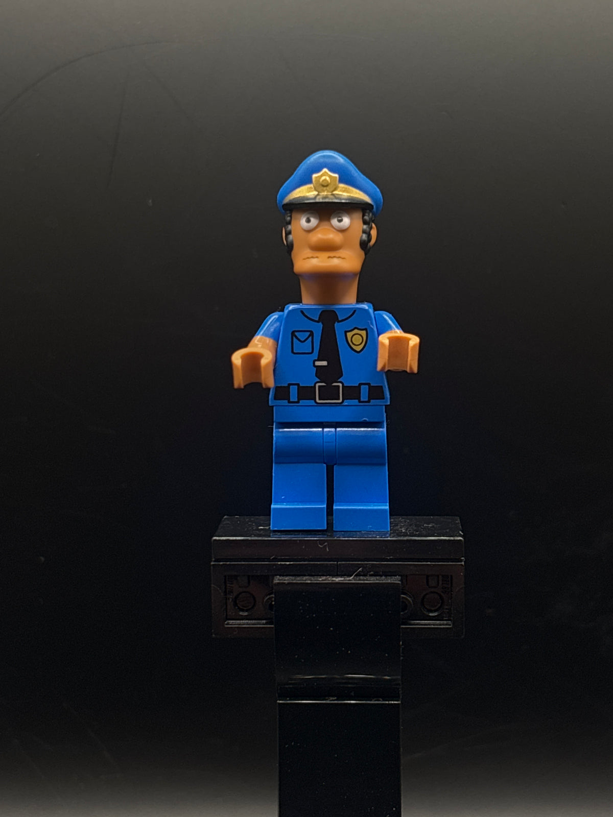 Officer Lou — frente