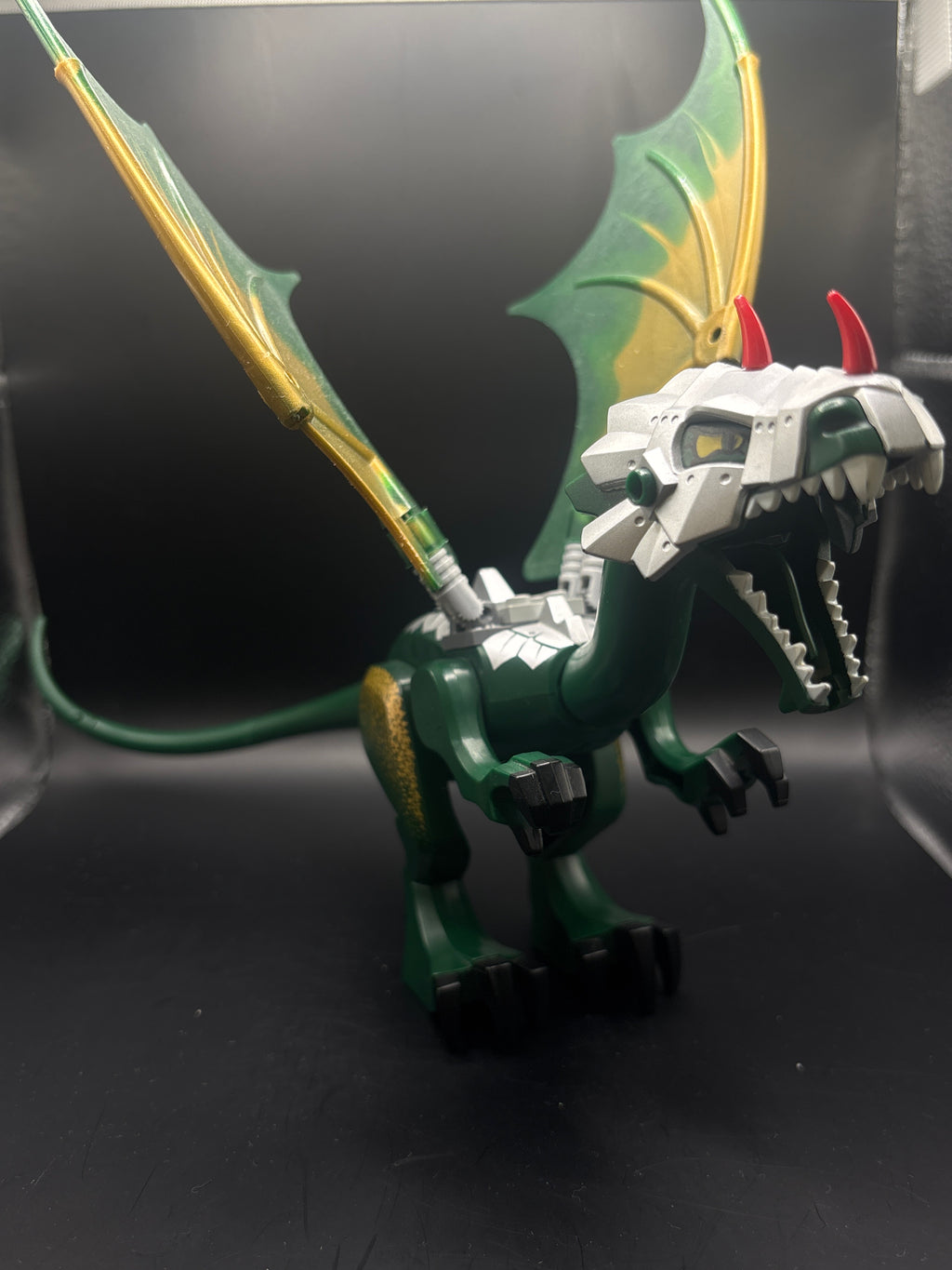 Dragon, Fantasy Era, Dark Green Head with Armor — frente