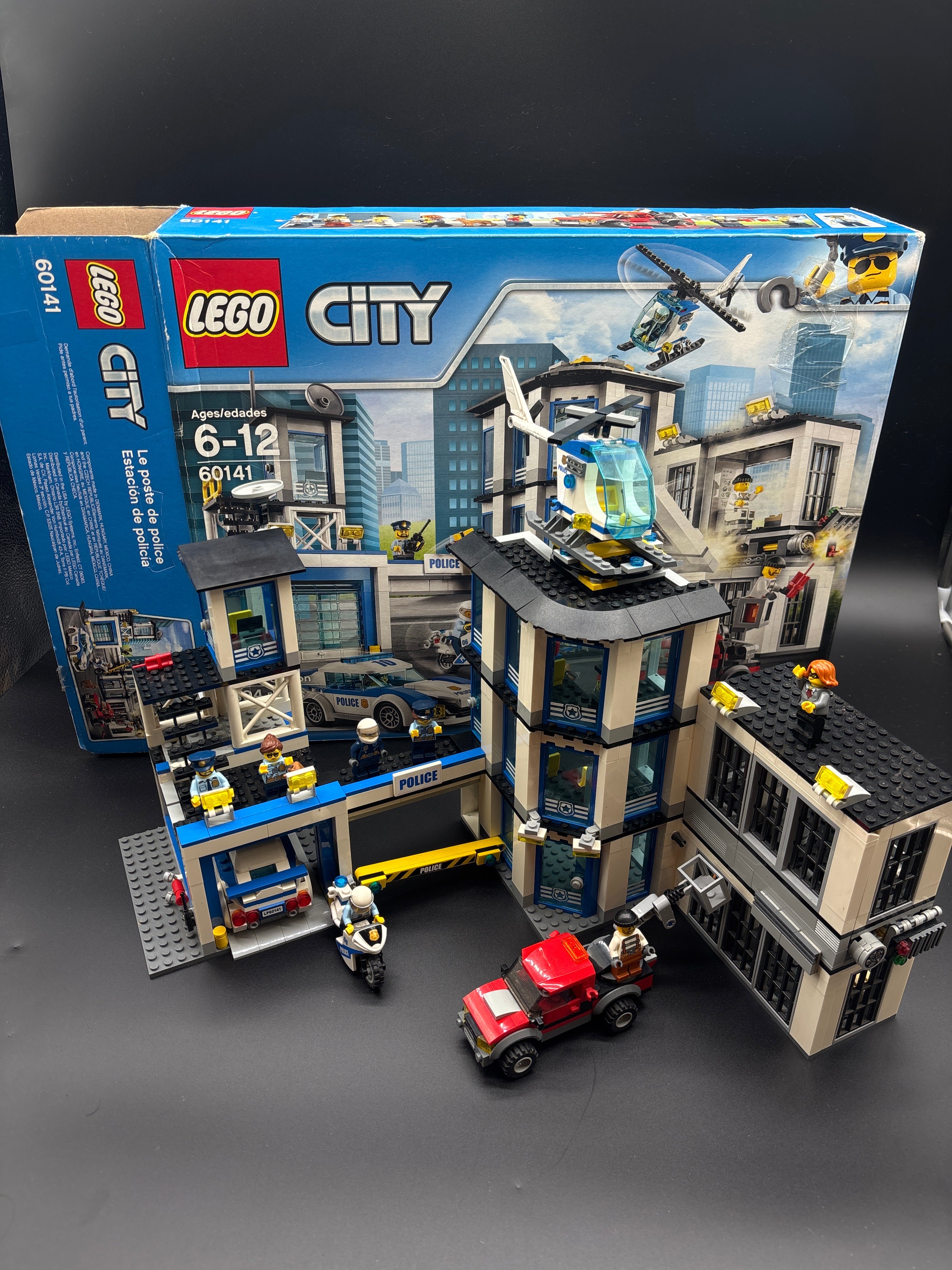Police Station — frente
