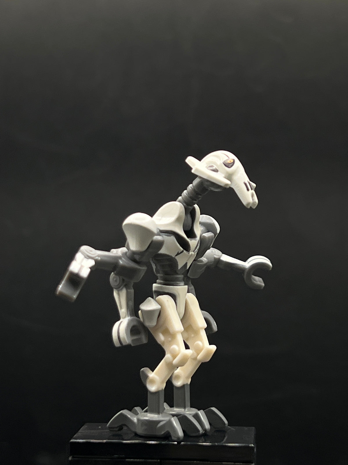 General Grievous - Bent Legs, White Armor — costado
