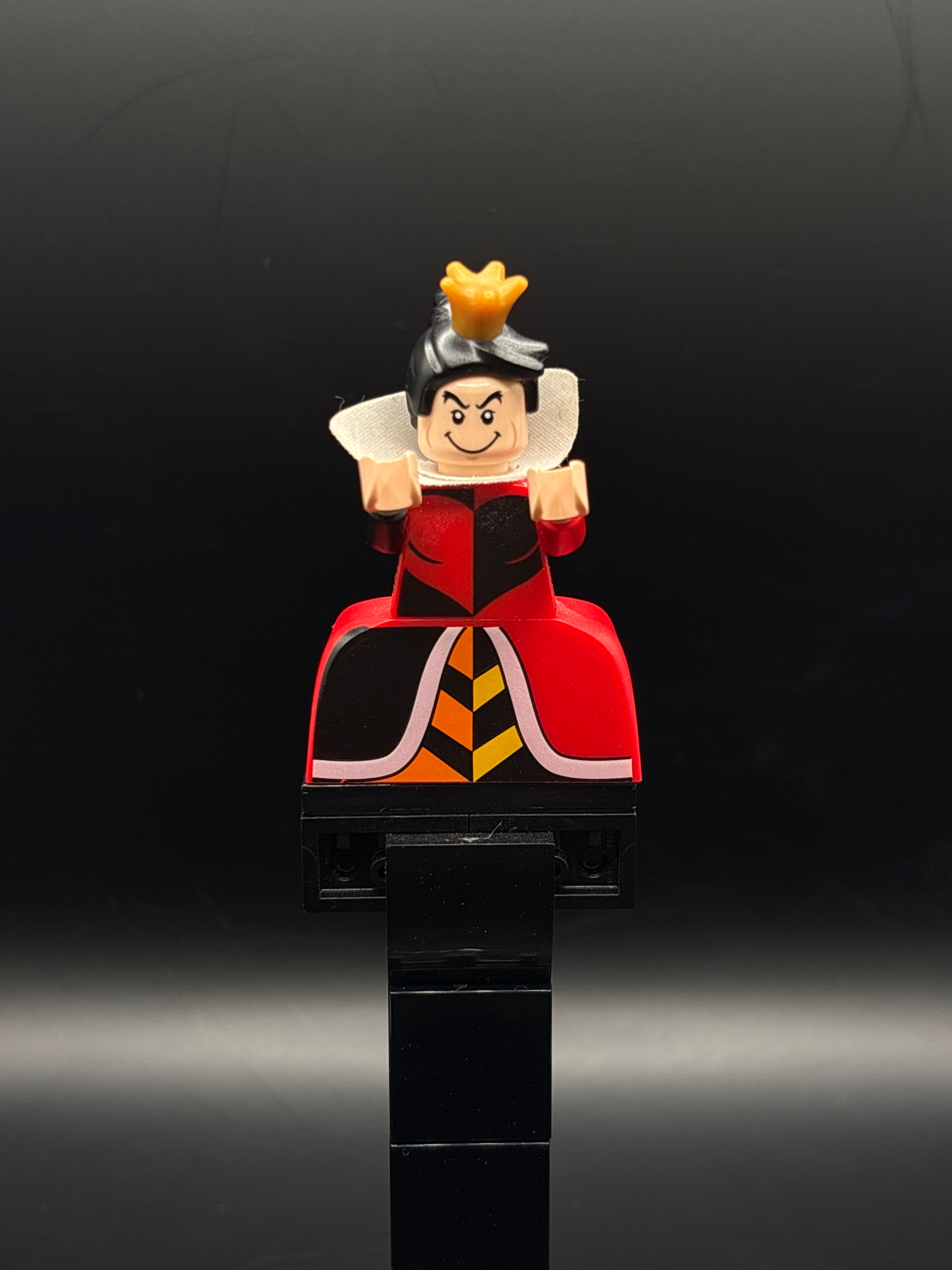 Queen of Hearts, Disney 100 (Minifigure Only without Stand and Accessories) — frente
