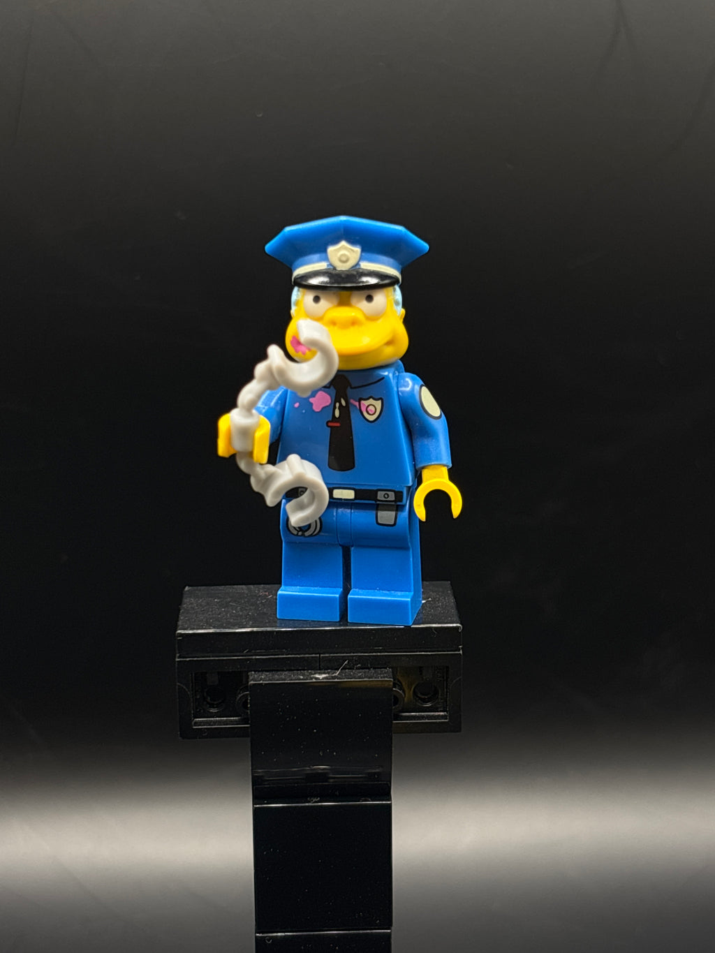 Chief Wiggum with Dark Pink Frosting Splotches on Face and Shirt — frente