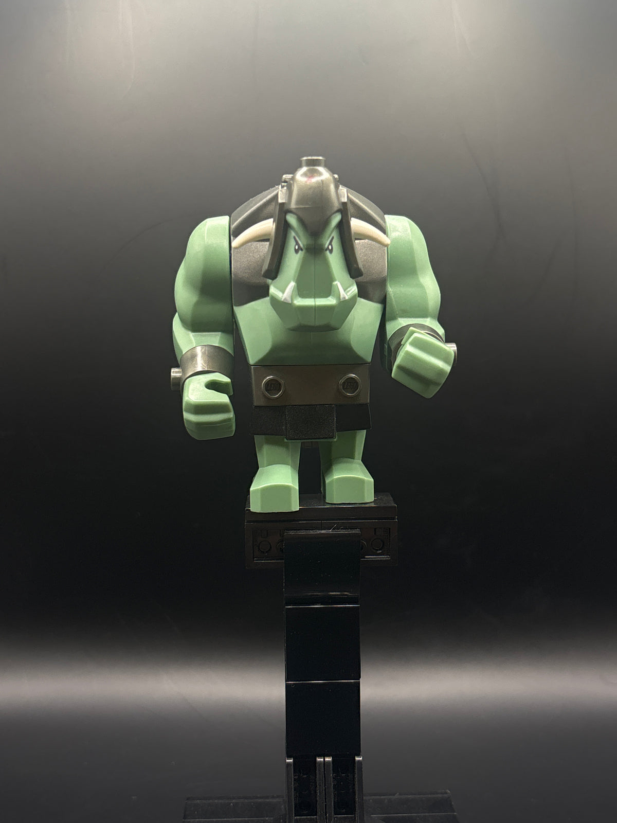 Fantasy Era - Troll, Sand Green with Pearl Dark Gray Armor, 2 White Horns and 3 Pearl Light Gray Horns — frente