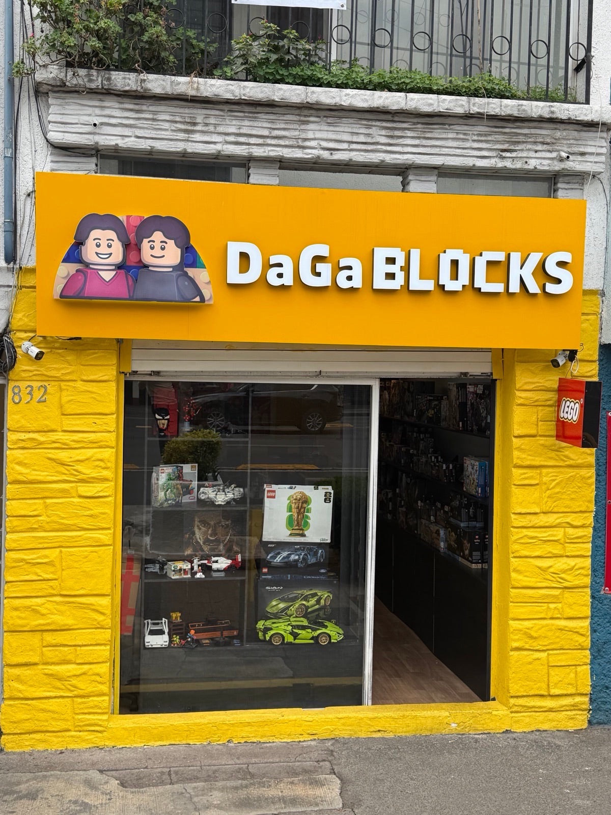 Fachada de la tienda DagaBlocks en Félix Cuevas 832, CDMX