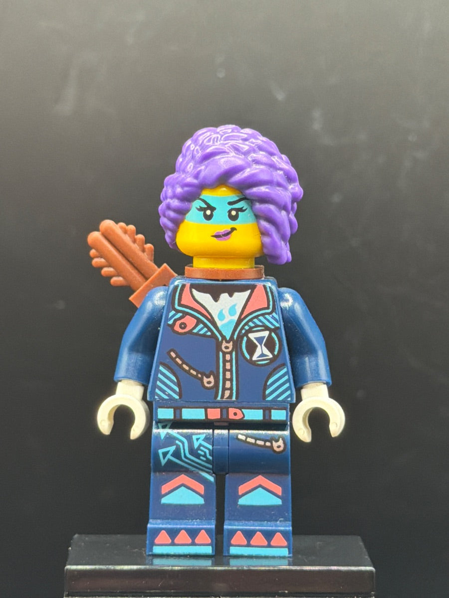 LEGO Minifigura Zoey - Reddish Brown Arrow Quiver, Track Suit with Sleeves - DREAMZzz — frente