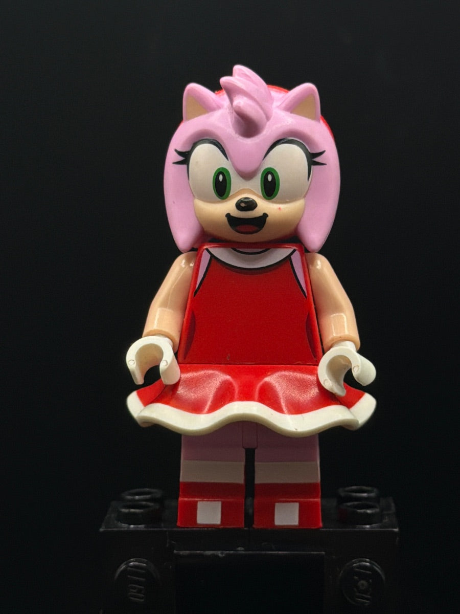 LEGO Minifigura Amy Rose Red Dress - Sonic the Hedgehog — frente
