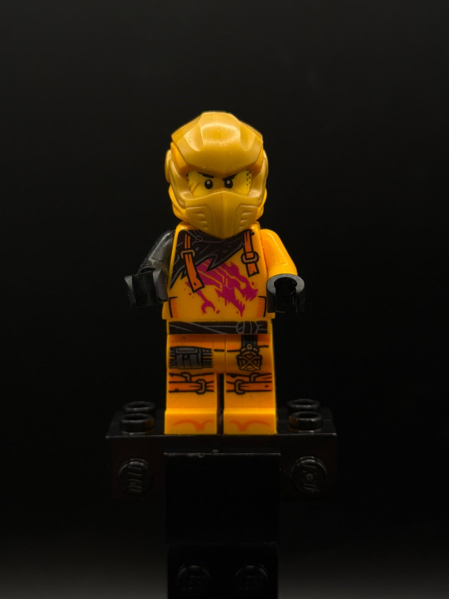 LEGO Minifigura Arin - Shirt with Magenta Dragon, Head Wrap - NINJAGO — frente