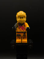LEGO Minifigura Arin - Shirt with Magenta Dragon, Head Wrap - NINJAGO — frente