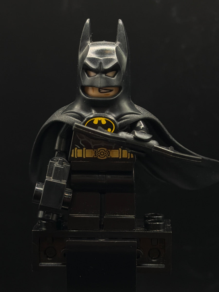 LEGO Minifigura Batman One Piece Cowl and Cape with Complex Bat Logo (1989) - DC — frente
