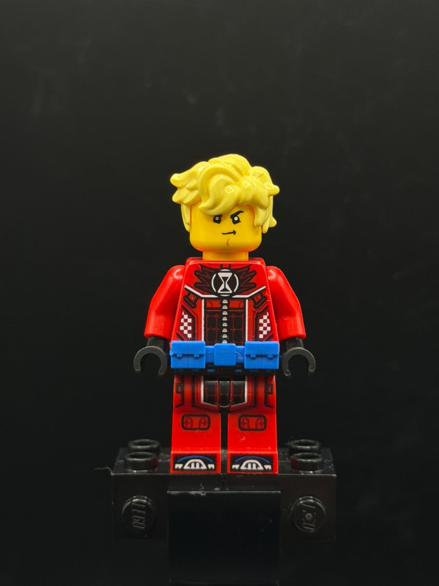 LEGO Minifigura Cooper - Red Racing Suit, Blue Utility Belt, Hair - DREAMZzz — frente