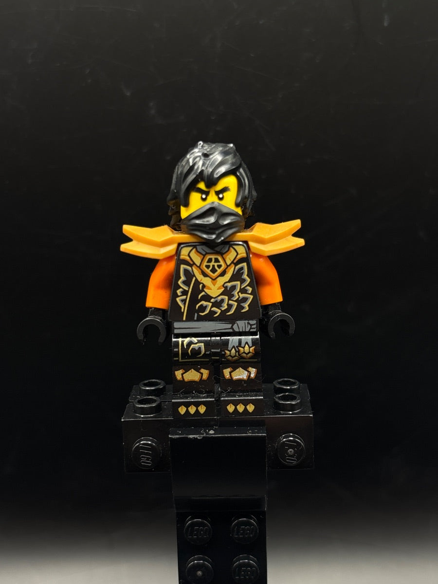 LEGO Minifigura Cole - Dragons Rising, Tunic with Dragon Head - NINJAGO — frente