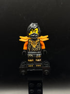 LEGO Minifigura Cole - Dragons Rising, Tunic with Dragon Head - NINJAGO — frente