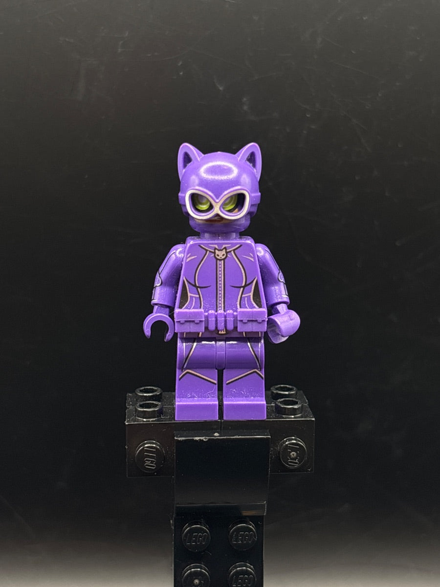 LEGO Minifigura Catwoman Dark Purple Suit - DC — frente
