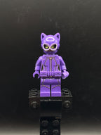 LEGO Minifigura Catwoman Dark Purple Suit - DC — frente