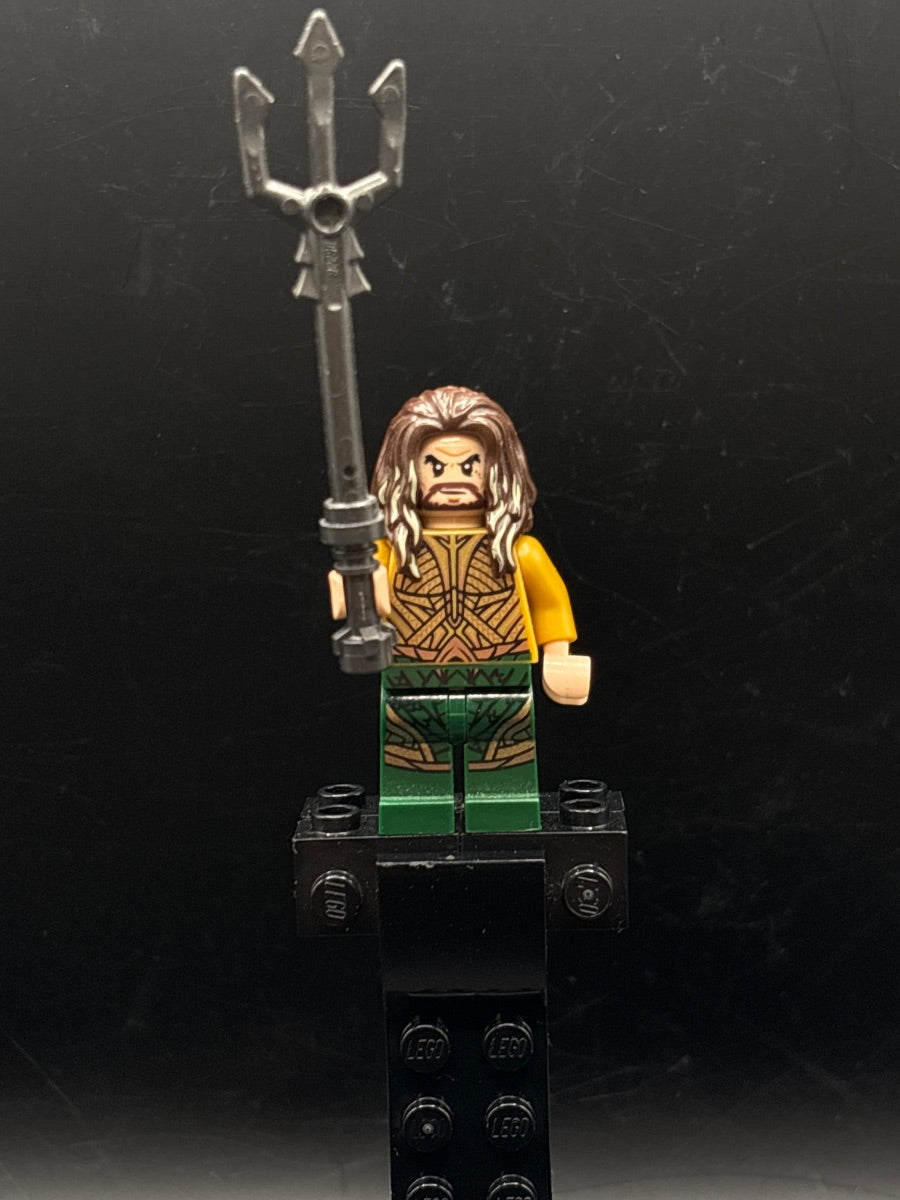 LEGO Minifigura Aquaman Dark Brown Long Hair Dark Green Legs - DC — frente