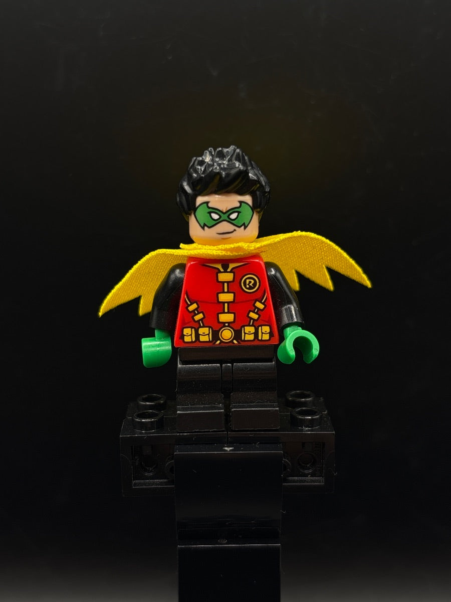 LEGO Minifigura Robin - Green Mask and Hands, Black Short Legs, Yellow Scalloped Cape - DC — frente