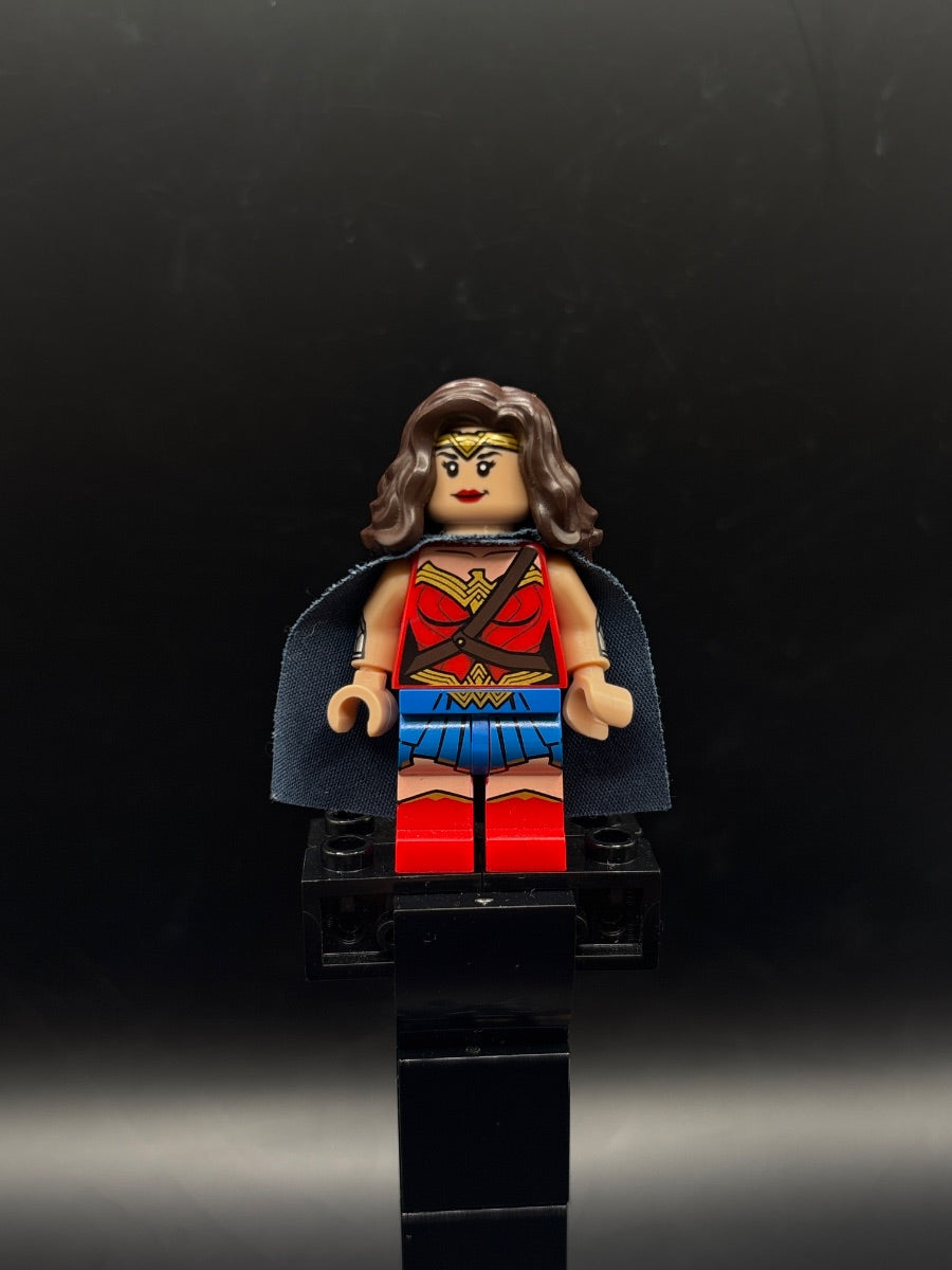 LEGO Minifigura Wonder Woman - Red Torso, Blue Skirt - DC — frente