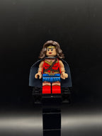 LEGO Minifigura Wonder Woman - Red Torso, Blue Skirt - DC — frente