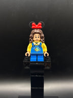 LEGO Minifigura Main Street, U.S.A. Park Guest Child - Girl, Blue Overalls with Flounder - Disney — frente
