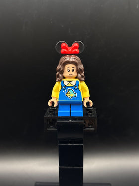 LEGO Minifigura Main Street, U.S.A. Park Guest Child - Girl, Blue Overalls with Flounder - Disney