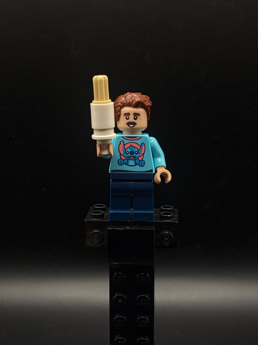 LEGO Minifigura Main Street, U.S.A. Park Guest Male Stitch Shirt - Disney — frente